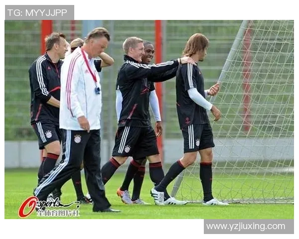 足球巨星与宠物的精彩瞬间展现温馨与帅气的完美结合